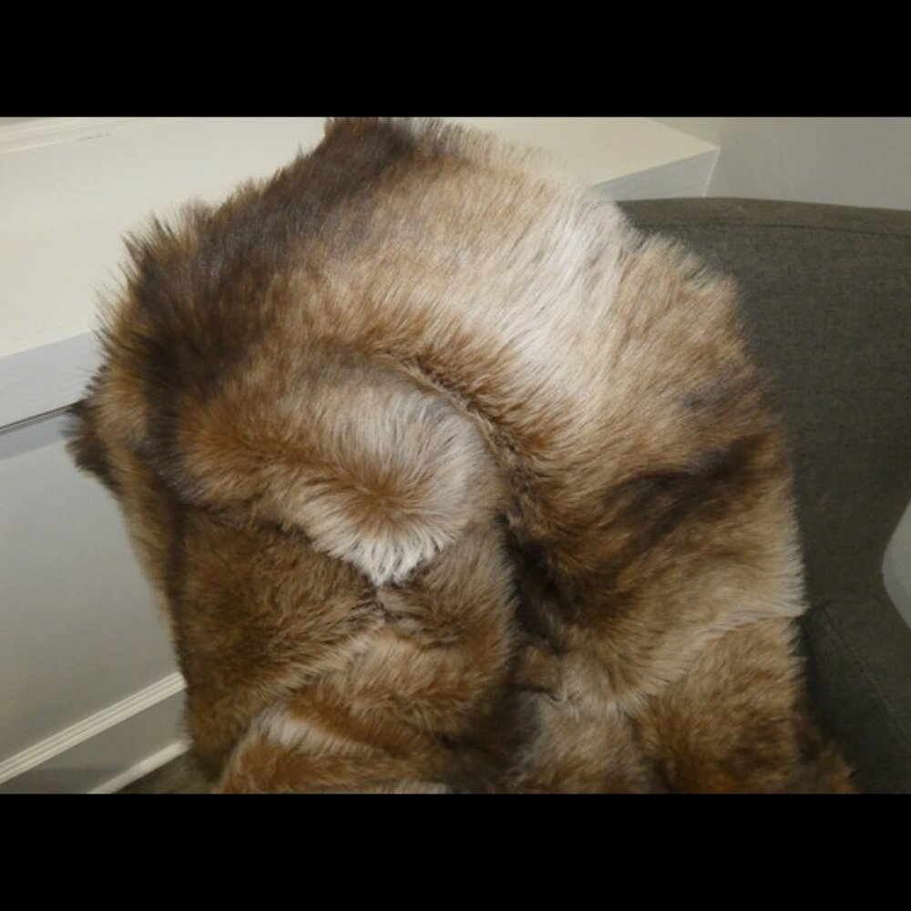 Tahari Faux Fur Throw Blanket Brown Soft White Reverse 50 x 60 In NWT - Picture 4 of 6